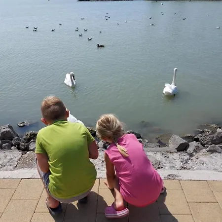 Tulipan Bungalow Camping منتزه العطل Gyenesdiás