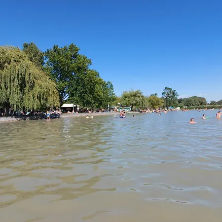 منتزه العطل Tulipan Bungalow Camping Gyenesdiás