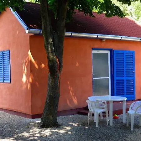 Tulipan Bungalow Camping פארק נופש גיינסדיאס