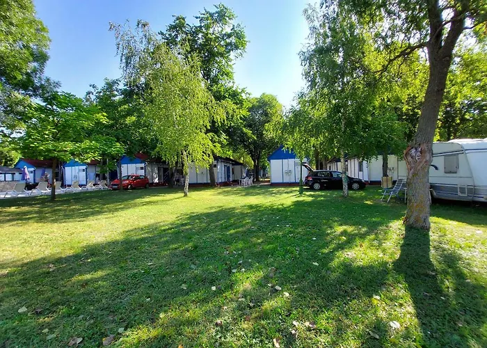 Tulipan Bungalow Camping 3* גיינסדיאס