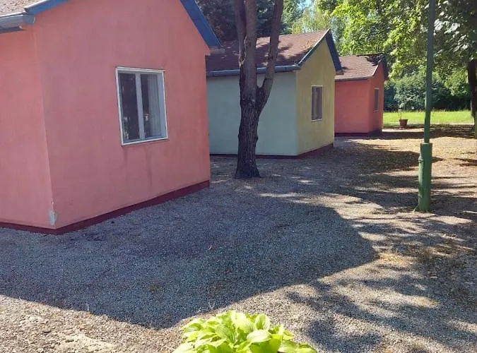 Tulipan Bungalow Camping 3* גיינסדיאס