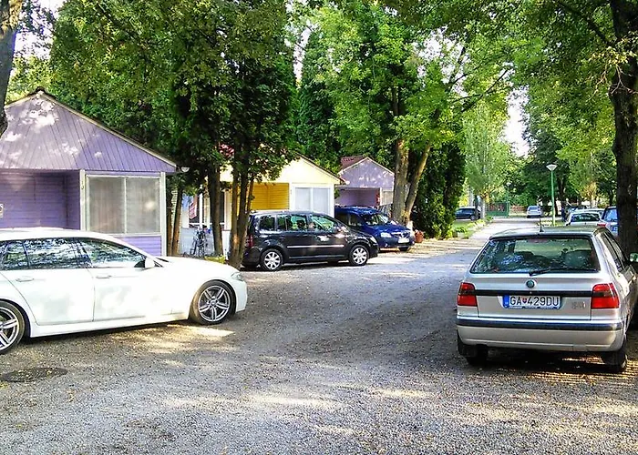 Tulipan Bungalow Camping פארק נופש גיינסדיאס